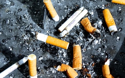 Przypalanie papierosów jest jednym z z większym natężeniem katastrofalnych nałogów